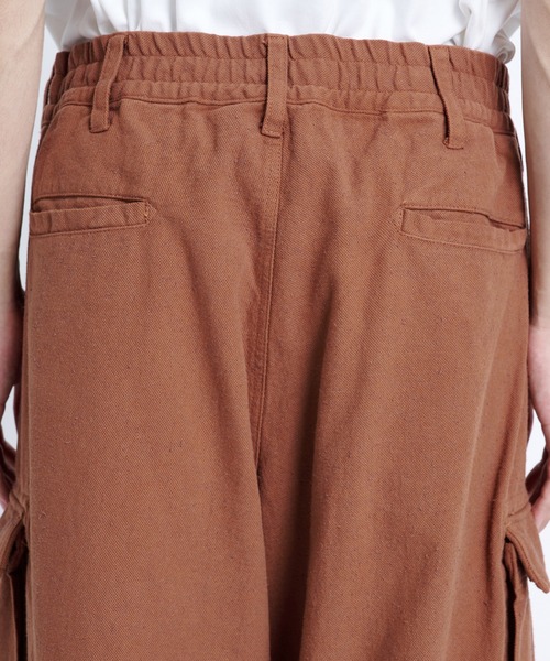 FACCIES（ファチーズ）の「【FACCIES/ファッチーズ】Silk Nep Wide Tuck Cargo Pt（カーゴパンツ・メンズ・ブラック/レッド・1/2）」の7枚目の写真