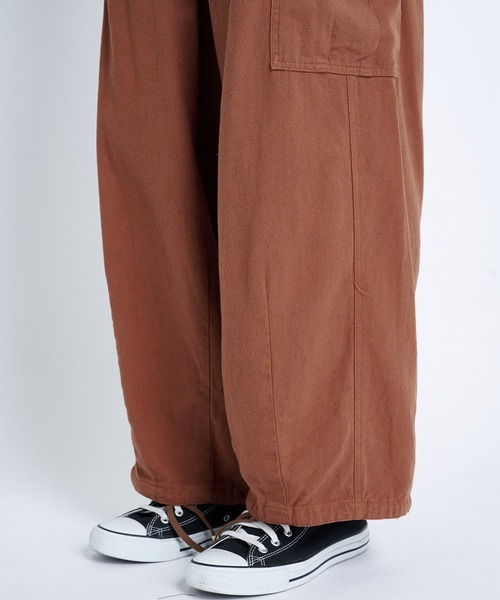 FACCIES（ファチーズ）の「【FACCIES/ファッチーズ】Silk Nep Wide Tuck Cargo Pt（カーゴパンツ・メンズ・ブラック/レッド・1/2）」の8枚目の写真