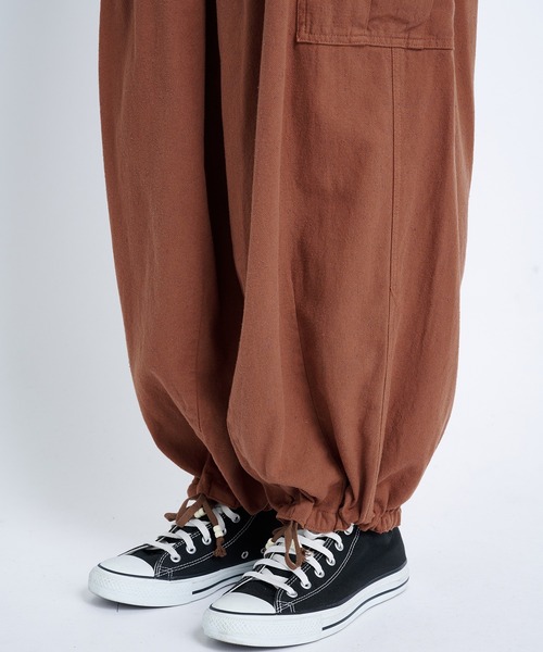FACCIES（ファチーズ）の「【FACCIES/ファッチーズ】Silk Nep Wide Tuck Cargo Pt（カーゴパンツ・メンズ・ブラック/レッド・1/2）」の9枚目の写真