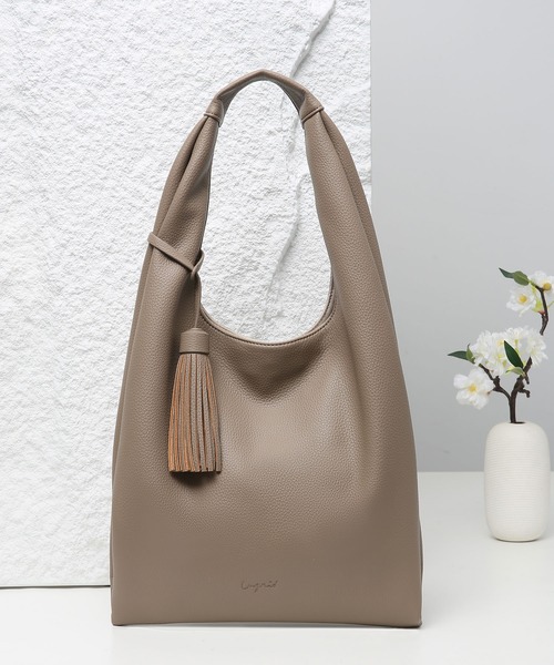 Ungrid（アングリッド）の「【Ungrid/アングリッド】　ソフトシュリンク　ビッグタッセル　マルシェバッグ（ショルダーバッグ・レディース・オフホワイト/シルバー/ブラック/オリーブ/グレイッシュベージュ/グリーン/キャメル/イエロー/オレンジ/ゴールド・FREE）」の3枚目の写真