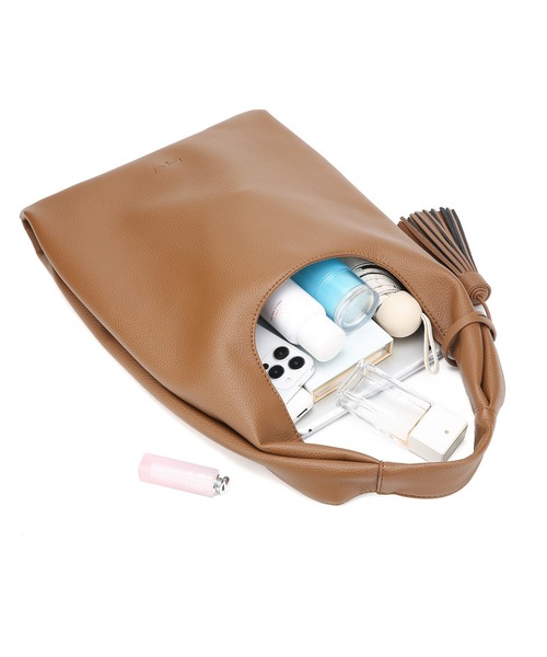 Ungrid（アングリッド）の「【Ungrid/アングリッド】　ソフトシュリンク　ビッグタッセル　マルシェバッグ（ショルダーバッグ・レディース・オフホワイト/シルバー/ブラック/オリーブ/グレイッシュベージュ/グリーン/キャメル/イエロー/オレンジ/ゴールド・FREE）」の16枚目の写真