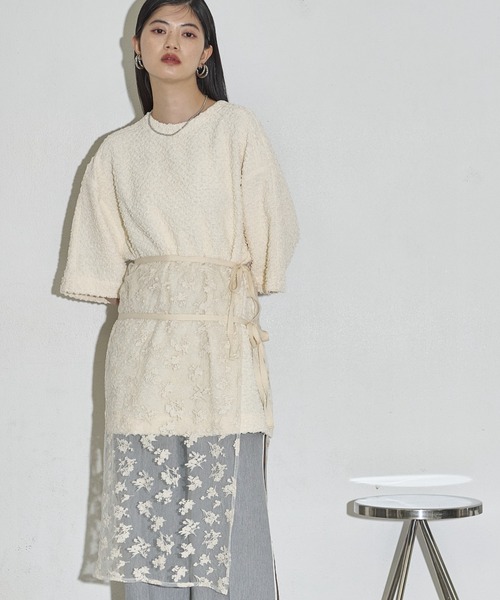 THE YOn(ザヨン)の「フラッフィーリップルハーフスリーブオーバートップス(Tシャツ/カットソー・レディース・アイボリー/ブラック/サックスブルー/ベージュ・FREE)」の1枚目の写真