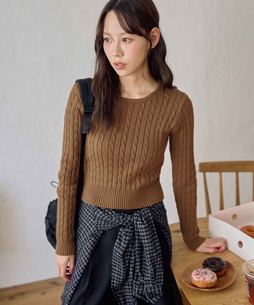 CHAN ME(チャンミ)の「ケーブルクロップドニット(ニット/セーター・レディース・ブラック/アイボリー/グレー/ネイビー/ボルドー/キャメル・MEDIUM/LARGE/X-LARGE)」の13枚目の写真