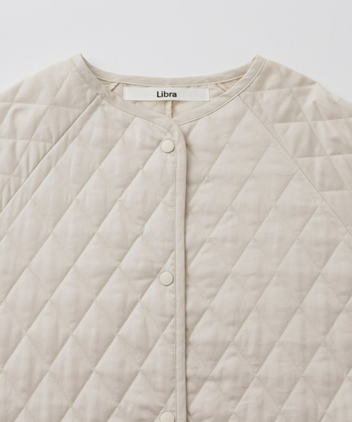 Libra Cue（リブラ キュー）の「キルティングボリュームコート（ノーカラーコート・レディース・その他/アイボリー/ブラック・FREE）」の4枚目の写真