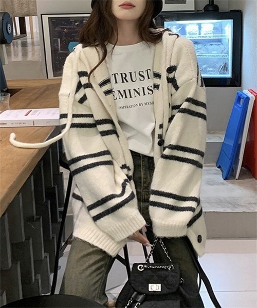FREE STYLISTS(フリー スタイリスト)の「ゆったりサイズ ボーダー柄ニットカーディガン(カーディガン/ボレロ・レディース・ブラウン/オフホワイト/グレー・FREE)」の2枚目の写真