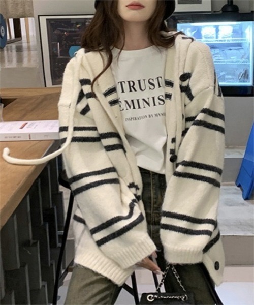FREE STYLISTS(フリー スタイリスト)の「ゆったりサイズ ボーダー柄ニットカーディガン(カーディガン/ボレロ・レディース・ブラウン/オフホワイト/グレー・FREE)」の5枚目の写真