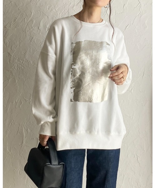 She's Closet(シーズクローゼット)の「オーバーサイズ長袖メタリック箔プリント裏起毛スウェット(スウェット・レディース・オフホワイト/スミクロ・FREE)」の4枚目の写真