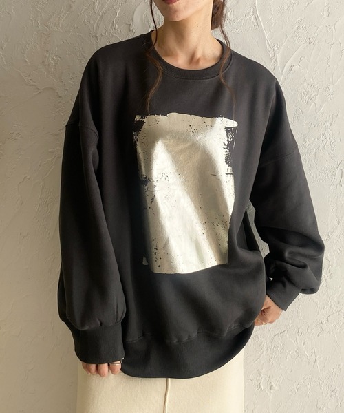 She's Closet(シーズクローゼット)の「オーバーサイズ長袖メタリック箔プリント裏起毛スウェット(スウェット・レディース・オフホワイト/スミクロ・FREE)」の3枚目の写真