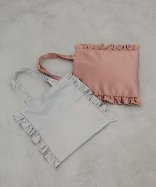 LAKOLE（ラコレ）の「サテンフリルトートバッグ / 208424（トートバッグ・レディース・ブラック/ピンク/ライトグレー・FREE）」の4枚目の写真