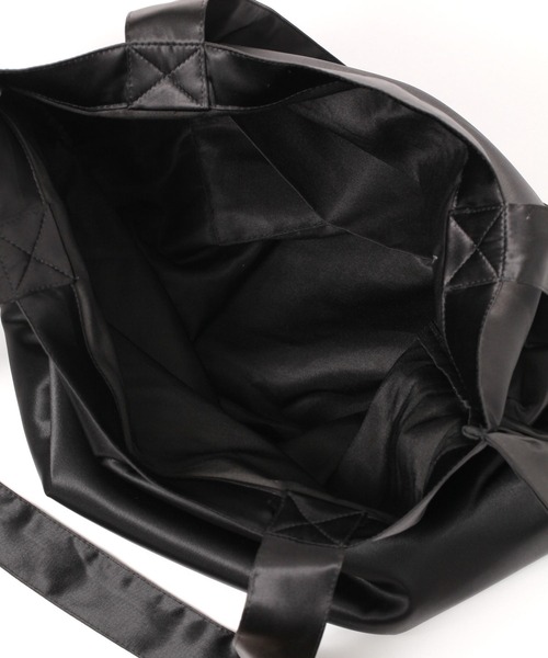 LAKOLE（ラコレ）の「サテンフリルトートバッグ / 208424（トートバッグ・レディース・ブラック/ピンク/ライトグレー・FREE）」の12枚目の写真