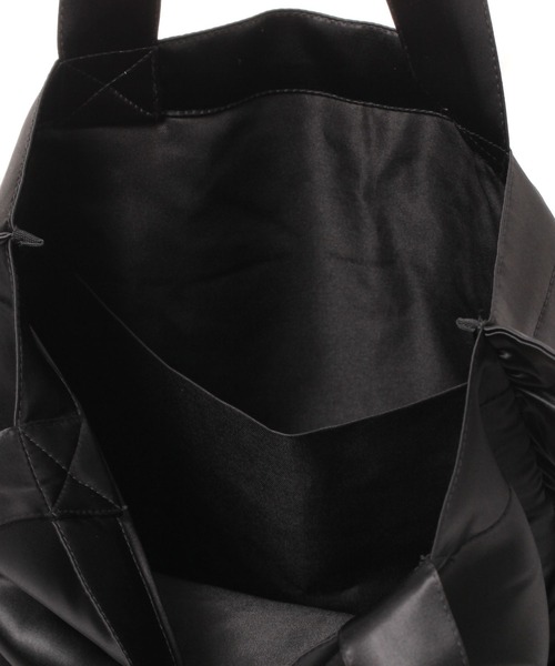 LAKOLE（ラコレ）の「サテンフリルトートバッグ / 208424（トートバッグ・レディース・ブラック/ピンク/ライトグレー・FREE）」の13枚目の写真