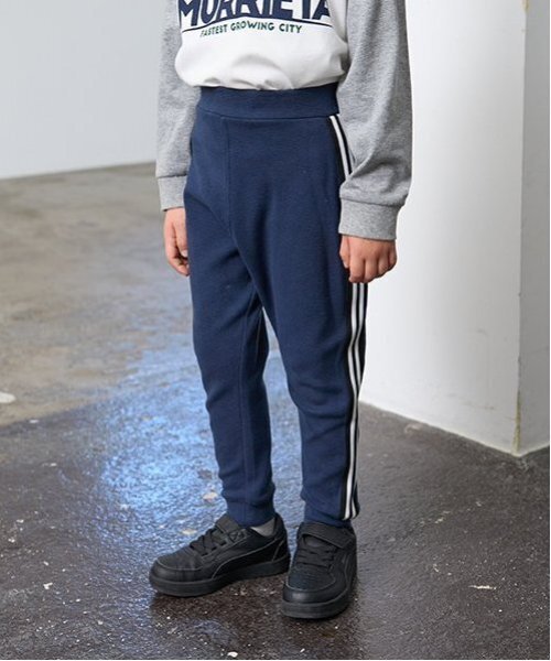 b・ROOM（ビールーム）の「【ともパン】サイドラインテーパードパンツ（その他パンツ・キッズ・ブルー/グレイッシュベージュ/チャコール/ネイビー/シルバーグレー/モスグリーン/ライトカーキ/ブラック/ライトベージュ・140cm/120cm/110cm/100cm/130cm）」の8枚目の写真