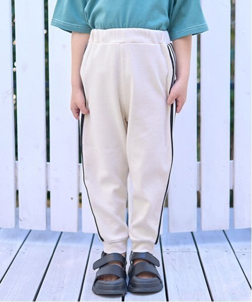 b・ROOM（ビールーム）の「【ともパン】サイドラインテーパードパンツ（その他パンツ・キッズ・ブルー/グレイッシュベージュ/チャコール/ネイビー/シルバーグレー/モスグリーン/ライトカーキ/ブラック/ライトベージュ・140cm/120cm/110cm/100cm/130cm）」の5枚目の写真
