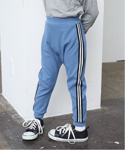 b・ROOM（ビールーム）の「【ともパン】サイドラインテーパードパンツ（その他パンツ・キッズ・ブルー/グレイッシュベージュ/チャコール/ネイビー/シルバーグレー/モスグリーン/ライトカーキ/ブラック/ライトベージュ・140cm/120cm/110cm/100cm/130cm）」の9枚目の写真