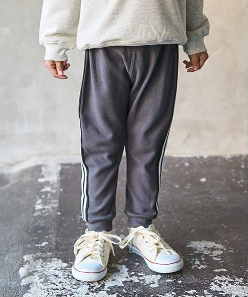 b・ROOM（ビールーム）の「【ともパン】サイドラインテーパードパンツ（その他パンツ・キッズ・ブルー/グレイッシュベージュ/チャコール/ネイビー/シルバーグレー/モスグリーン/ライトカーキ/ブラック/ライトベージュ・140cm/120cm/110cm/100cm/130cm）」の4枚目の写真