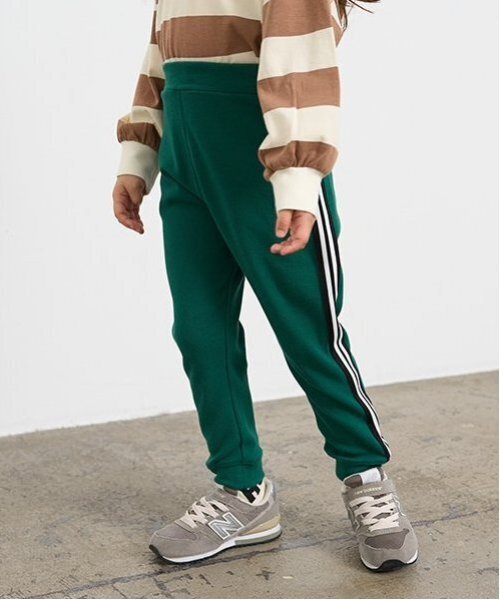 b・ROOM（ビールーム）の「【ともパン】サイドラインテーパードパンツ（その他パンツ・キッズ・ブルー/グレイッシュベージュ/チャコール/ネイビー/シルバーグレー/モスグリーン/ライトカーキ/ブラック/ライトベージュ・140cm/120cm/110cm/100cm/130cm）」の6枚目の写真