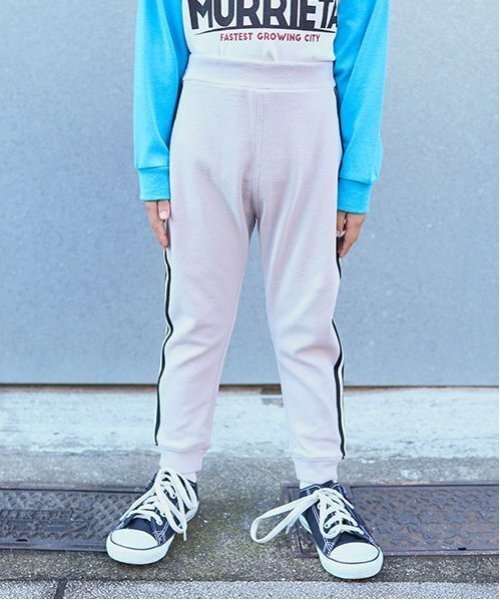 b・ROOM（ビールーム）の「【ともパン】サイドラインテーパードパンツ（その他パンツ・キッズ・ブルー/グレイッシュベージュ/チャコール/ネイビー/シルバーグレー/モスグリーン/ライトカーキ/ブラック/ライトベージュ・140cm/120cm/110cm/100cm/130cm）」の3枚目の写真