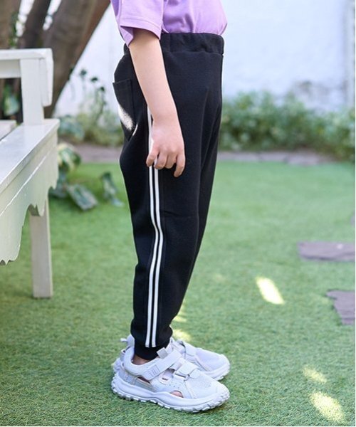 b・ROOM（ビールーム）の「【ともパン】サイドラインテーパードパンツ（その他パンツ・キッズ・ブルー/グレイッシュベージュ/チャコール/ネイビー/シルバーグレー/モスグリーン/ライトカーキ/ブラック/ライトベージュ・140cm/120cm/110cm/100cm/130cm）」の2枚目の写真