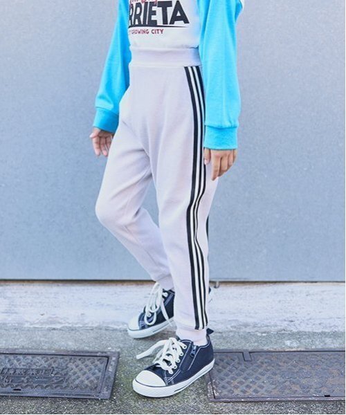 b・ROOM（ビールーム）の「【ともパン】サイドラインテーパードパンツ（その他パンツ・キッズ・ブルー/グレイッシュベージュ/チャコール/ネイビー/シルバーグレー/モスグリーン/ライトカーキ/ブラック/ライトベージュ・140cm/120cm/110cm/100cm/130cm）」の22枚目の写真