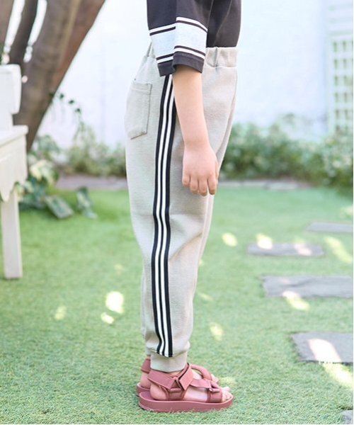 b・ROOM（ビールーム）の「【ともパン】サイドラインテーパードパンツ（その他パンツ・キッズ・ブルー/グレイッシュベージュ/チャコール/ネイビー/シルバーグレー/モスグリーン/ライトカーキ/ブラック/ライトベージュ・140cm/120cm/110cm/100cm/130cm）」の17枚目の写真