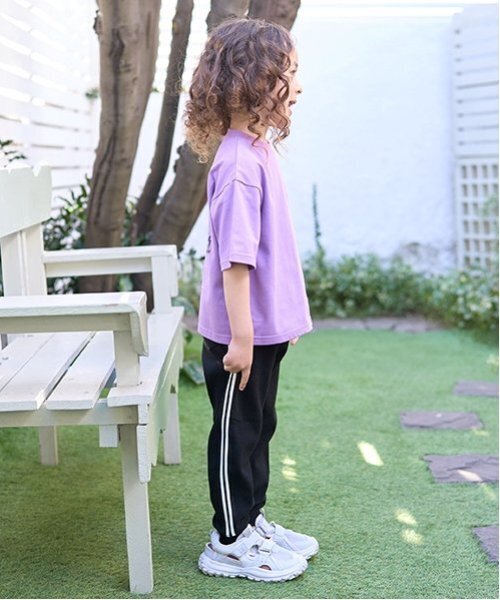 b・ROOM（ビールーム）の「【ともパン】サイドラインテーパードパンツ（その他パンツ・キッズ・ブルー/グレイッシュベージュ/チャコール/ネイビー/シルバーグレー/モスグリーン/ライトカーキ/ブラック/ライトベージュ・140cm/120cm/110cm/100cm/130cm）」の12枚目の写真