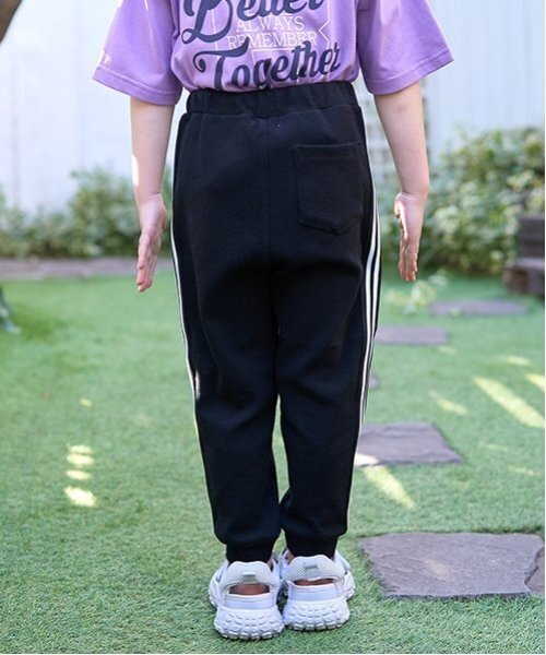 b・ROOM（ビールーム）の「【ともパン】サイドラインテーパードパンツ（その他パンツ・キッズ・ブルー/グレイッシュベージュ/チャコール/ネイビー/シルバーグレー/モスグリーン/ライトカーキ/ブラック/ライトベージュ・140cm/120cm/110cm/100cm/130cm）」の13枚目の写真