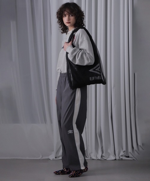 UMBRO(アンブロ)の「<ROSE BUD限定>トライアングルチュールバッグ(ショルダーバッグ・レディース・シルバー/ブラック・ONE SIZE)」の17枚目の写真