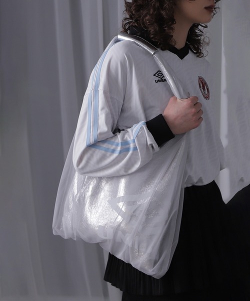 UMBRO(アンブロ)の「<ROSE BUD限定>トライアングルチュールバッグ(ショルダーバッグ・レディース・シルバー/ブラック・ONE SIZE)」の9枚目の写真