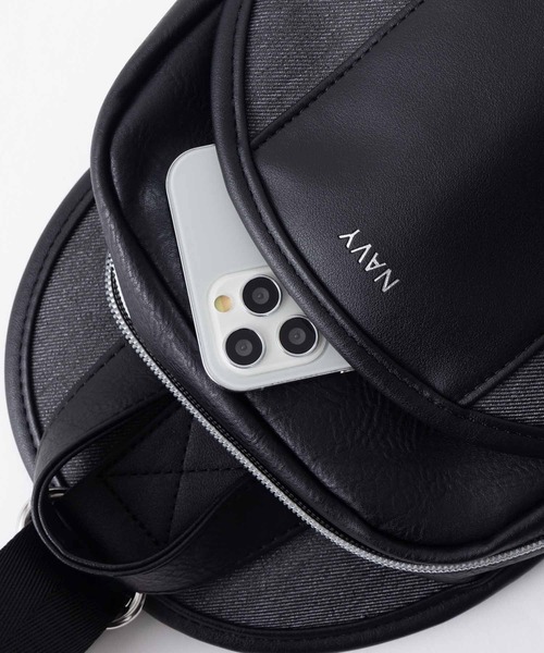 NAVY(ネイビー)の「NAVY ポリデニム合皮切替ボディバッグ(ボディバッグ/ウエストポーチ・メンズ・ブラック/ネイビー・フリー)」の8枚目の写真