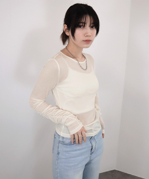 Reurie'（レウリィ）の「【ZOZO限定】袖シャーリングトップス／長袖 シアー 透け感 クルーネック インナー シンプル カジュアル レイヤード 重ね着 くしゅくしゅ（Tシャツ/カットソー・レディース・チャコールグレー/アイボリー・FREE）」の10枚目の写真