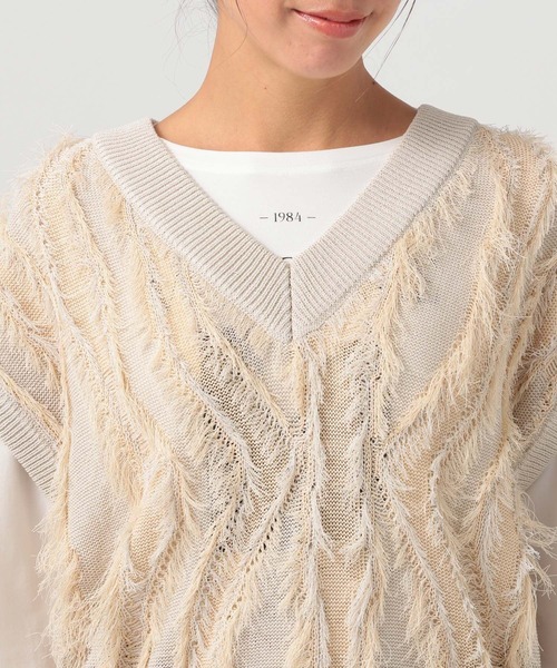 BAYFLOW（ベイフロー）の「フリンジVネックニットベスト（ベスト・レディース・グリーン/グレイッシュベージュ/チャコール・FREE）」の17枚目の写真