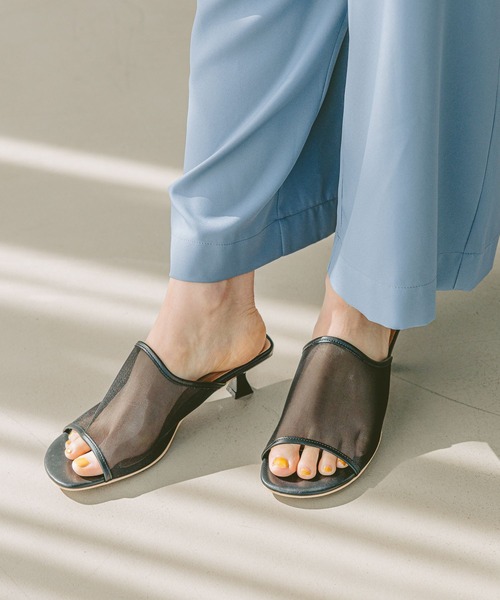 BAYFLOW（ベイフロー）の「[安定感のある履き心地]フレフィットメッシュミュール（サンダル・レディース・ブラック/シルバー・MEDIUM/LARGE）」の2枚目の写真