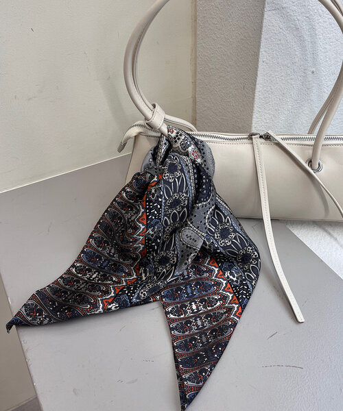 SHENERY（シーナリー）の「ペイズリースカーフ（バンダナ/スカーフ・レディース・グレー/ベージュ・FREE）」の2枚目の写真