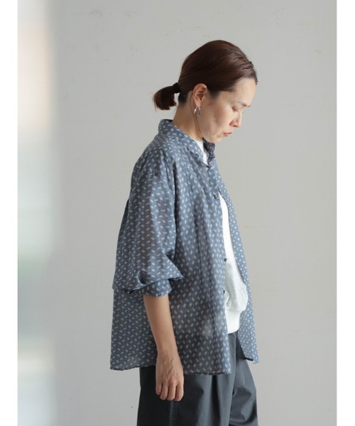 FIL DE FER（フィルデフェール）の「幾何リーフPT　スタンドネックブラウス（シャツ/ブラウス・レディース・グレー/ブラック・FREE）」の4枚目の写真