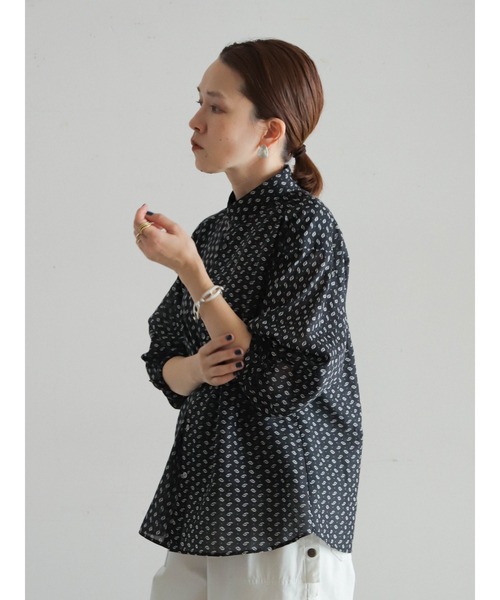 FIL DE FER（フィルデフェール）の「幾何リーフPT　スタンドネックブラウス（シャツ/ブラウス・レディース・グレー/ブラック・FREE）」の11枚目の写真
