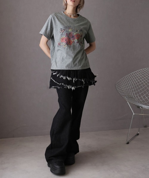 Girly Doll(ガーリードール)の「フラワープリントクルーネックTシャツ(Tシャツ/カットソー・レディース・ホワイト/グレー・F)」の3枚目の写真