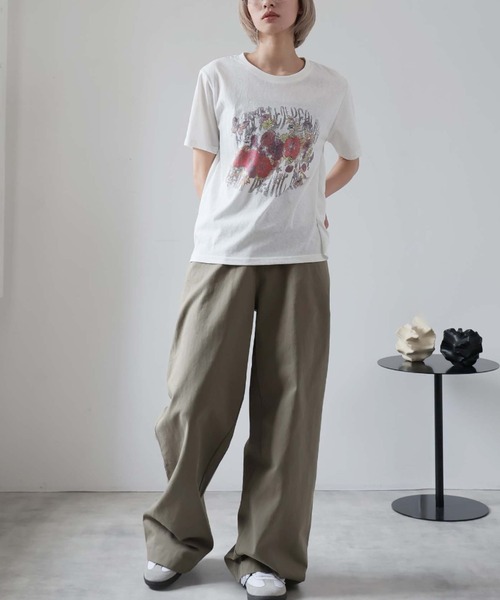 Girly Doll(ガーリードール)の「フラワープリントクルーネックTシャツ(Tシャツ/カットソー・レディース・ホワイト/グレー・F)」の4枚目の写真