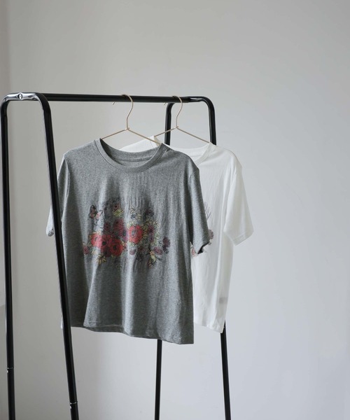 Girly Doll(ガーリードール)の「フラワープリントクルーネックTシャツ(Tシャツ/カットソー・レディース・ホワイト/グレー・F)」の5枚目の写真