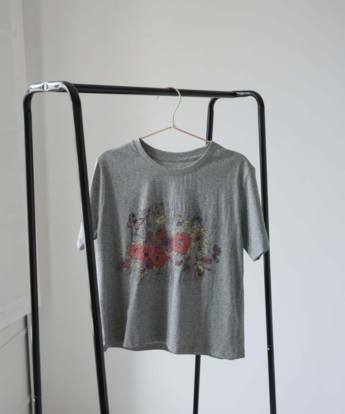 Girly Doll(ガーリードール)の「フラワープリントクルーネックTシャツ(Tシャツ/カットソー・レディース・ホワイト/グレー・F)」の20枚目の写真