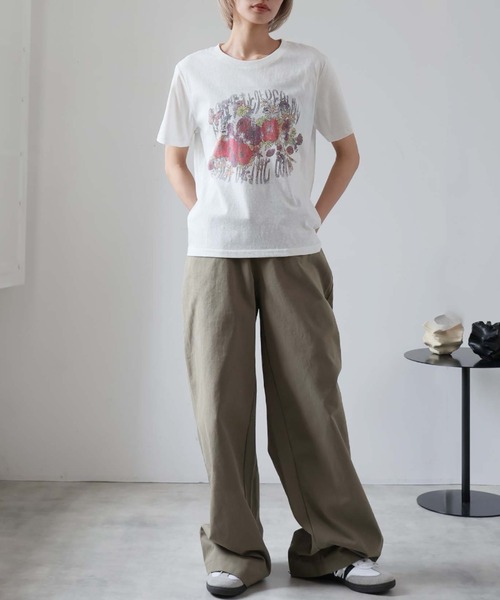 Girly Doll(ガーリードール)の「フラワープリントクルーネックTシャツ(Tシャツ/カットソー・レディース・ホワイト/グレー・F)」の6枚目の写真