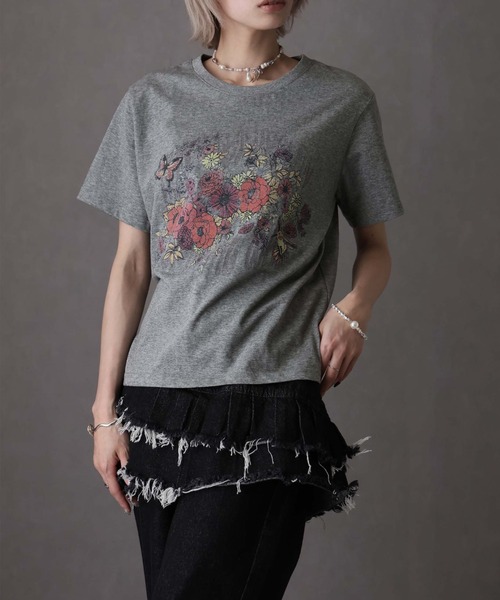 Girly Doll(ガーリードール)の「フラワープリントクルーネックTシャツ(Tシャツ/カットソー・レディース・ホワイト/グレー・F)」の15枚目の写真