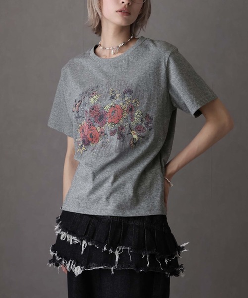 Girly Doll(ガーリードール)の「フラワープリントクルーネックTシャツ(Tシャツ/カットソー・レディース・ホワイト/グレー・F)」の16枚目の写真