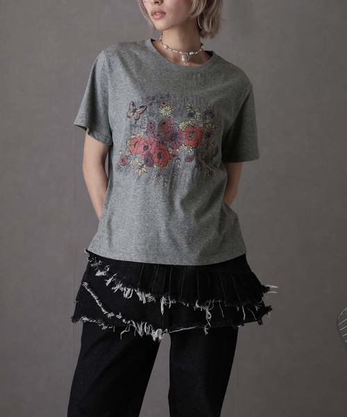 Girly Doll(ガーリードール)の「フラワープリントクルーネックTシャツ(Tシャツ/カットソー・レディース・ホワイト/グレー・F)」の17枚目の写真
