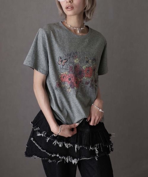Girly Doll(ガーリードール)の「フラワープリントクルーネックTシャツ(Tシャツ/カットソー・レディース・ホワイト/グレー・F)」の18枚目の写真