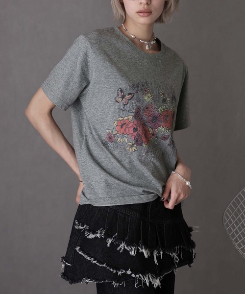 Girly Doll(ガーリードール)の「フラワープリントクルーネックTシャツ(Tシャツ/カットソー・レディース・ホワイト/グレー・F)」の19枚目の写真