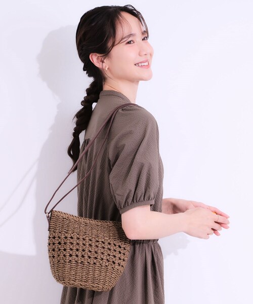 SHOO・LA・RUE（シューラルー）の「雑材ミニショルダーバッグ（ショルダーバッグ・レディース・アイボリー/キャメル/ダークブラウン・00）」の3枚目の写真