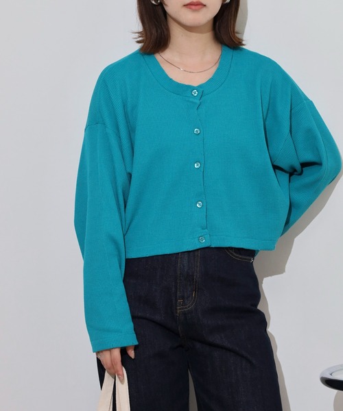 &soiree(アンドソワレ)の「&soiree ショート丈ワッフルカラーカーディガン(カーディガン/ボレロ・レディース・ブラック/オレンジ/パープル/グリーン・F)」の7枚目の写真