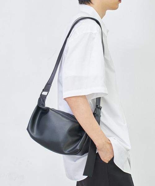 STUDIOUS（ステュディオス）の「HARF MOON SHOULDER BAG - Medium/ハーフムーンショルダーバッグ - ミディアム 長さ調節可能（ショルダーバッグ・メンズ・ブラック・FREE）」の2枚目の写真
