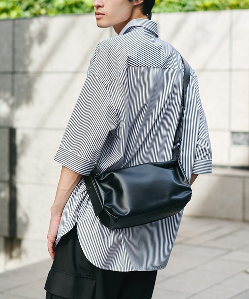 STUDIOUS（ステュディオス）の「HARF MOON SHOULDER BAG - Medium/ハーフムーンショルダーバッグ - ミディアム 長さ調節可能（ショルダーバッグ・メンズ・ブラック・FREE）」の5枚目の写真