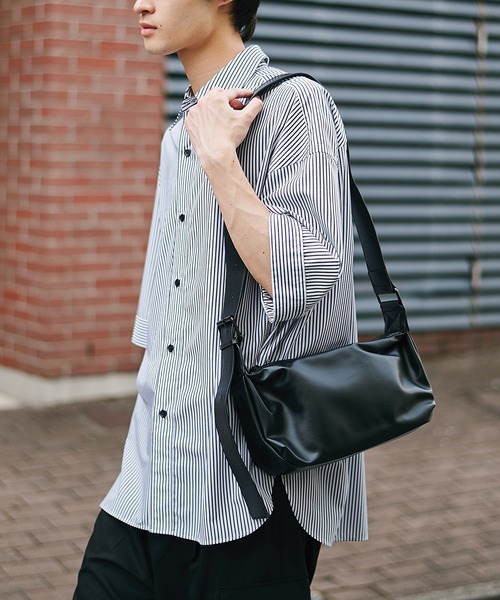 STUDIOUS（ステュディオス）の「HARF MOON SHOULDER BAG - Medium/ハーフムーンショルダーバッグ - ミディアム 長さ調節可能（ショルダーバッグ・メンズ・ブラック・FREE）」の6枚目の写真